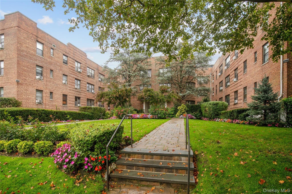 15 Canterbury Road # D6, Great Neck