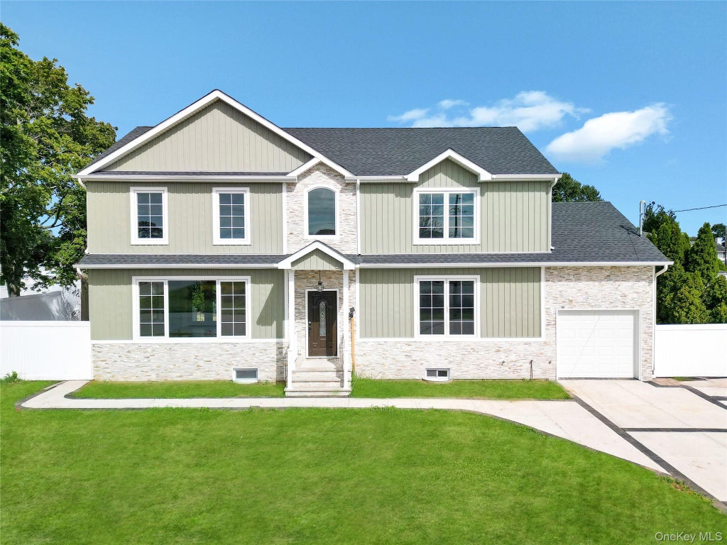 123 Cayuga Avenue, Deer Park