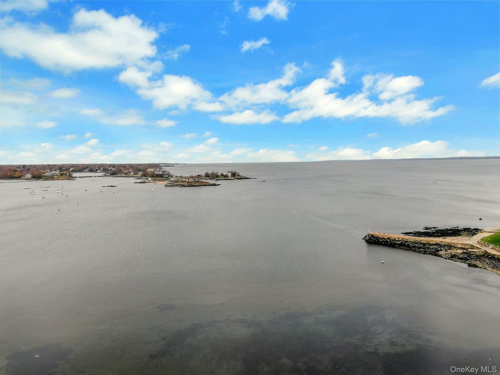 1 Echo Bay Place, New Rochelle