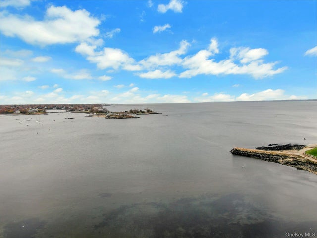 1 Echo Bay Place, New Rochelle