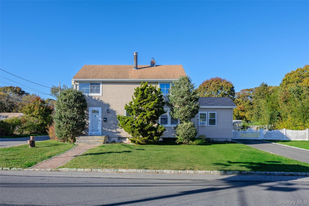 17 Andrew Avenue, Islip Terrace