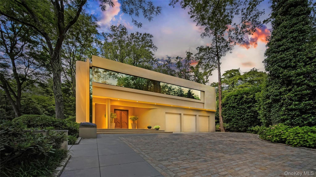 7 Folie Court, Manhasset