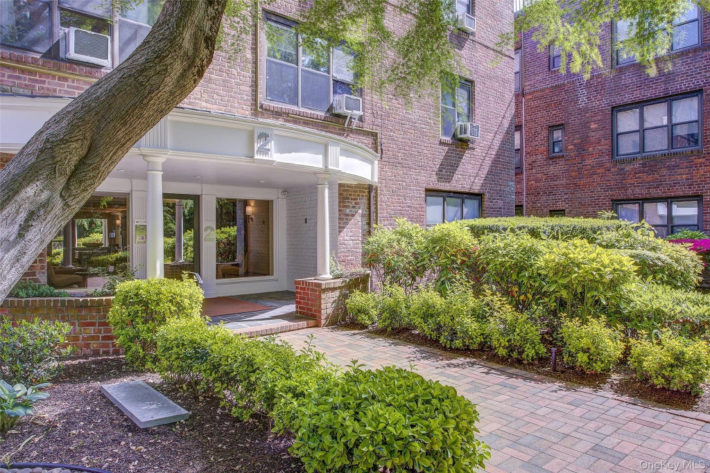 2 Town House Place # 2-h, Great Neck