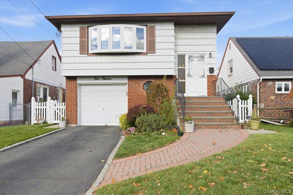 212 Lakeview Avenue, Malverne