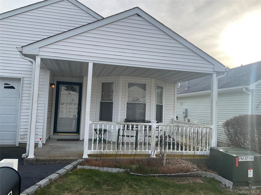 409 Village Circle N, Manorville