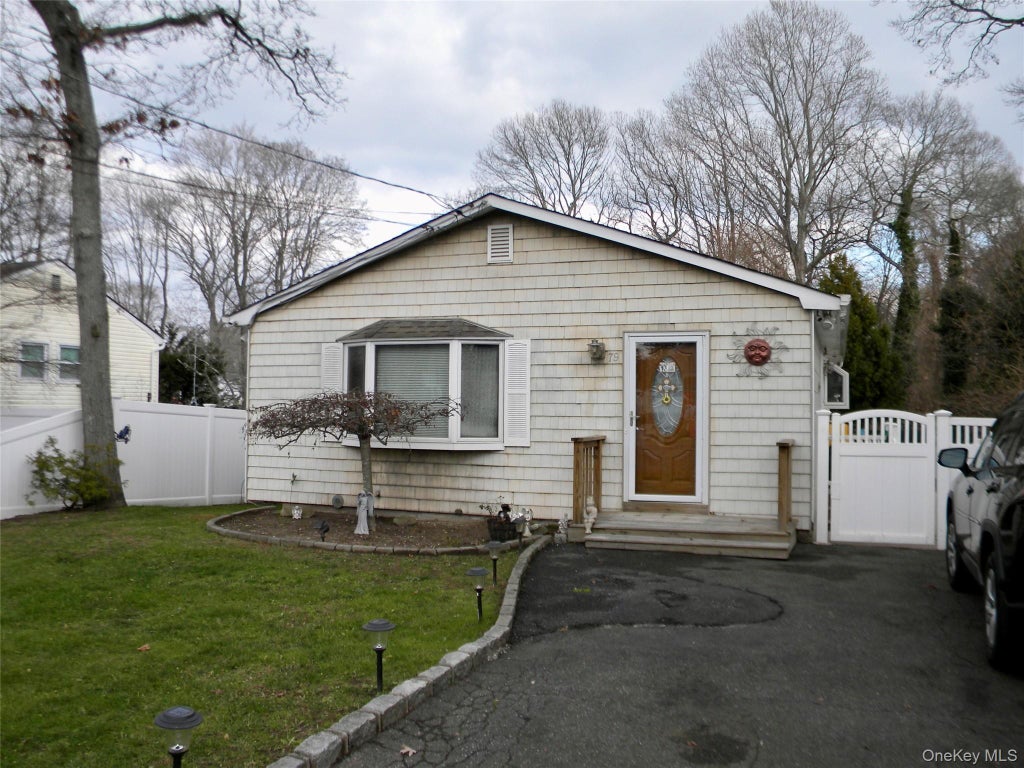 79 S Evergreen Drive, Selden