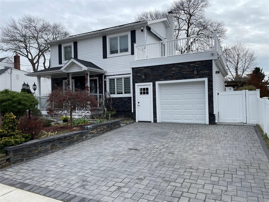 310 Brookside Court, Copiague