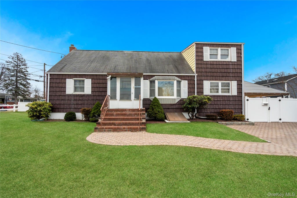 149 Byrd Streets, Lindenhurst