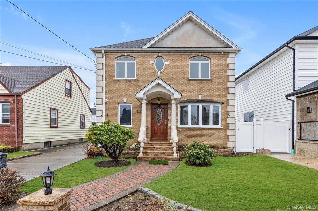 203 Pershing Parkway, Mineola