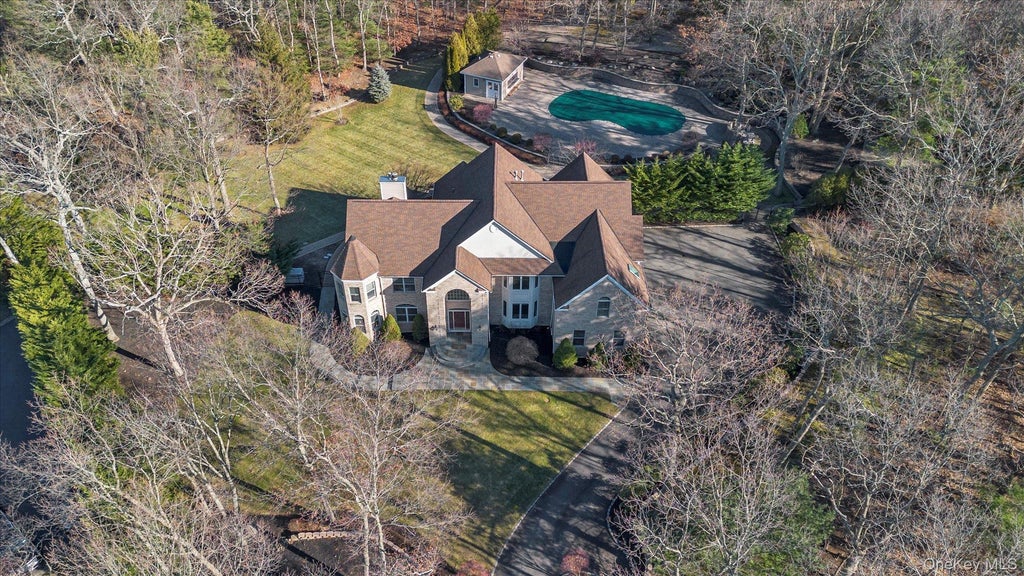 7 Pitch Pine Court, Northport