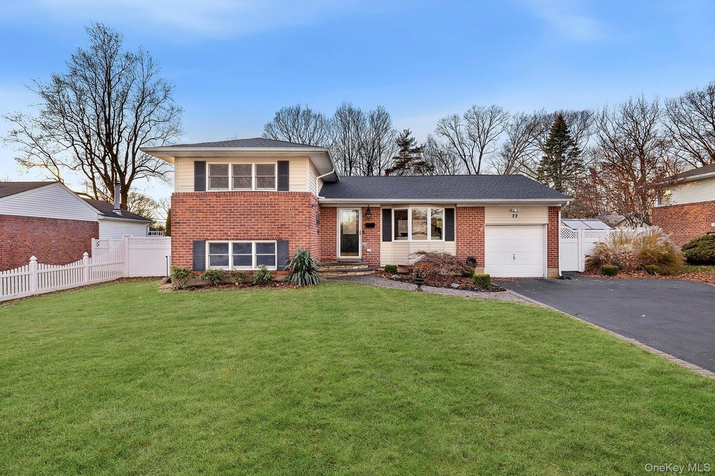 22 Niagara Lane, Commack