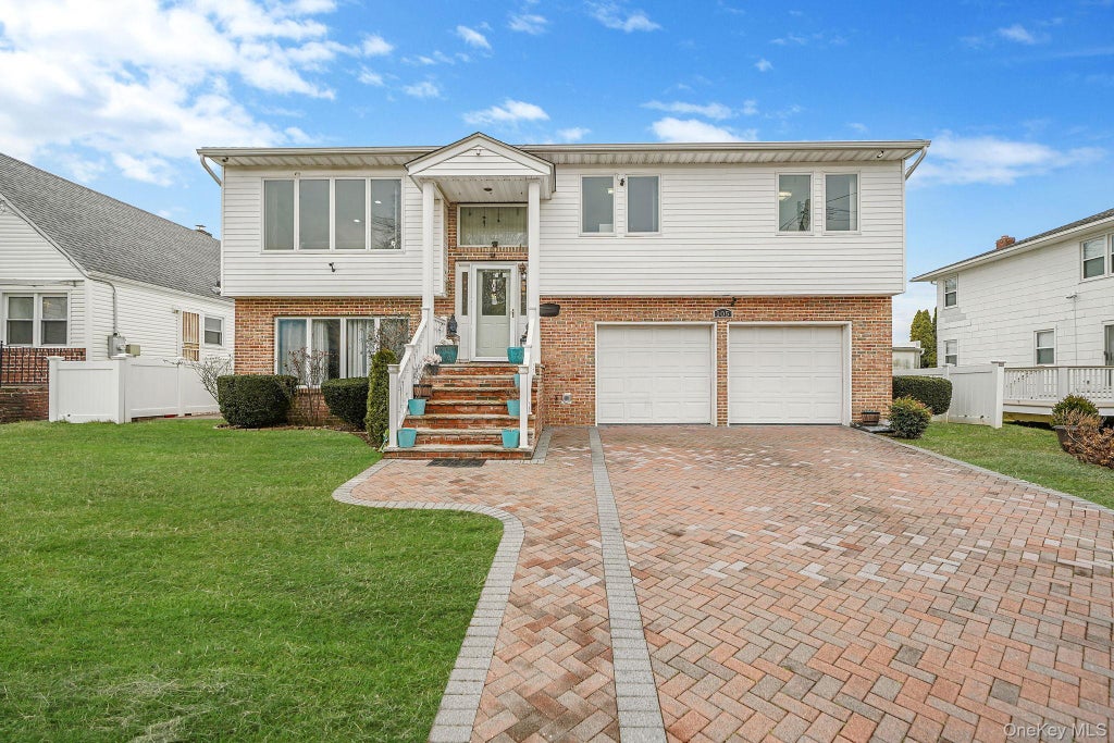 105 Arlington Street, Mineola