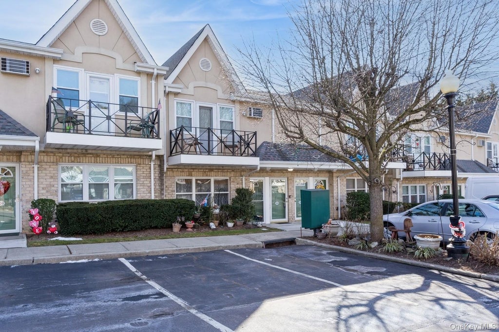 308 Cambridge Court, Glen Cove