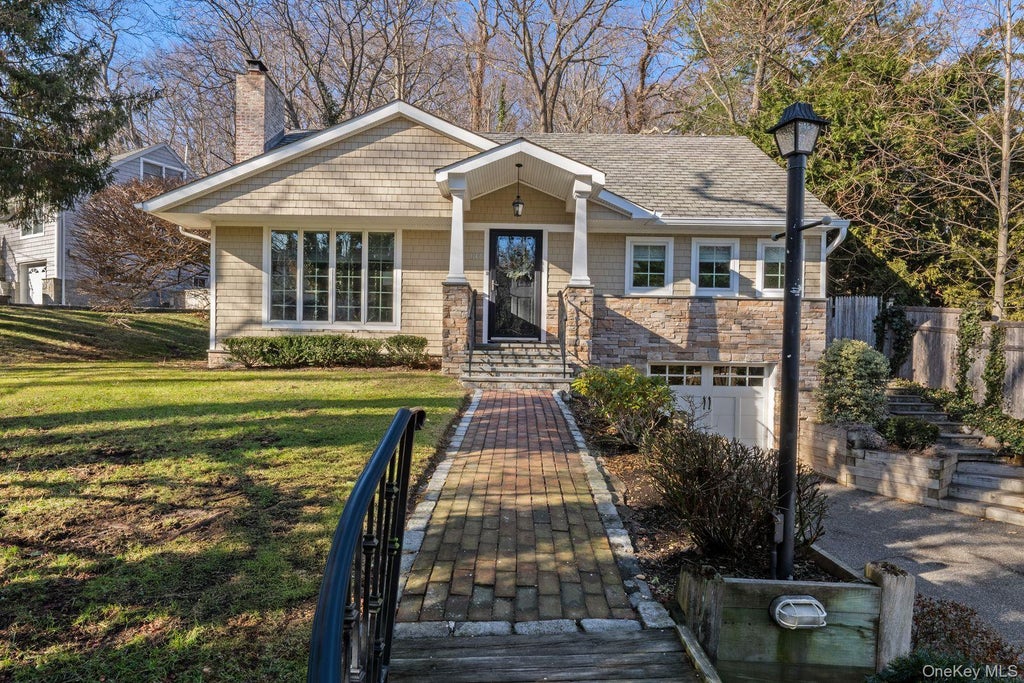 137 Cove Road, Huntington