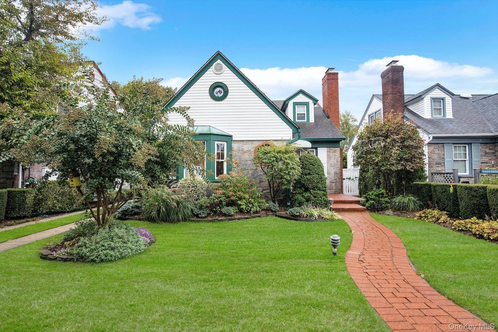 18 School Street, Malverne