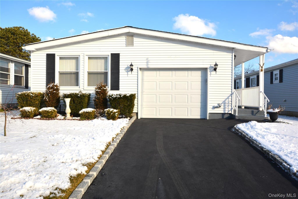 82 Village Circle W, Manorville