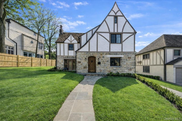 18 Lakeside Drive, New Rochelle