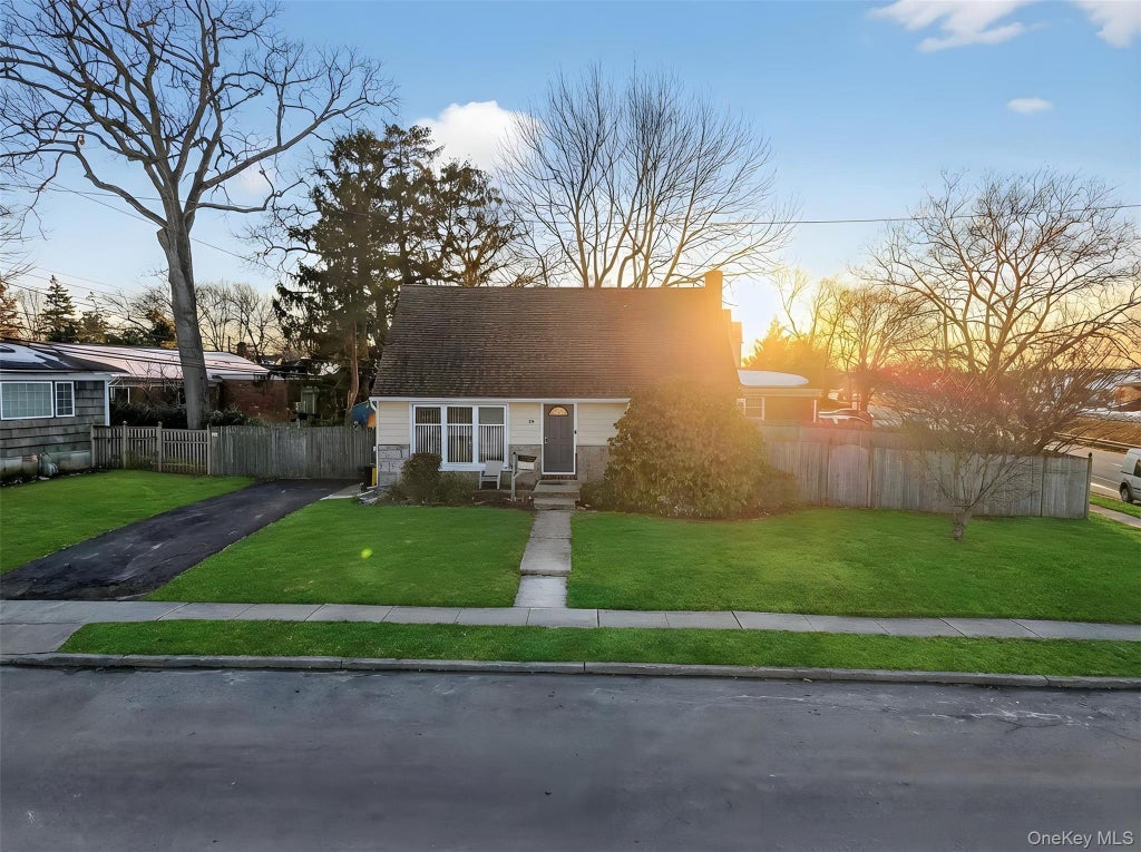 59 Holly Road, Hewlett