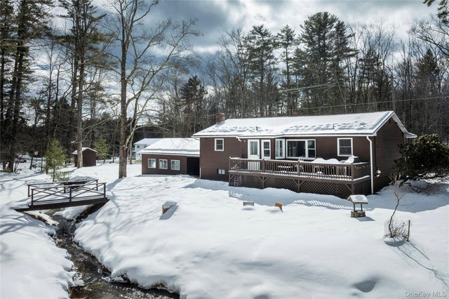 40 Airport Road, Eldred