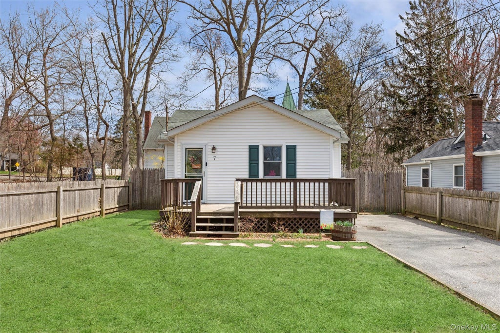 7 Upton Drive, Sound Beach Property Listing: MLS® #982294