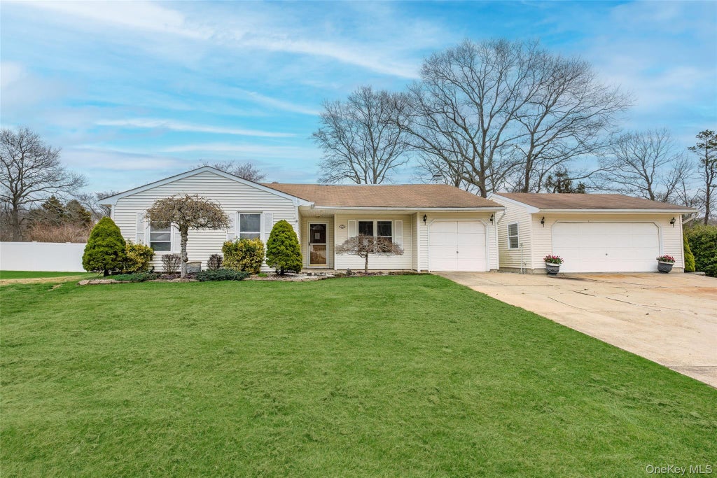 35 Timber Trail Lane, Medford Property Listing: MLS® #982399