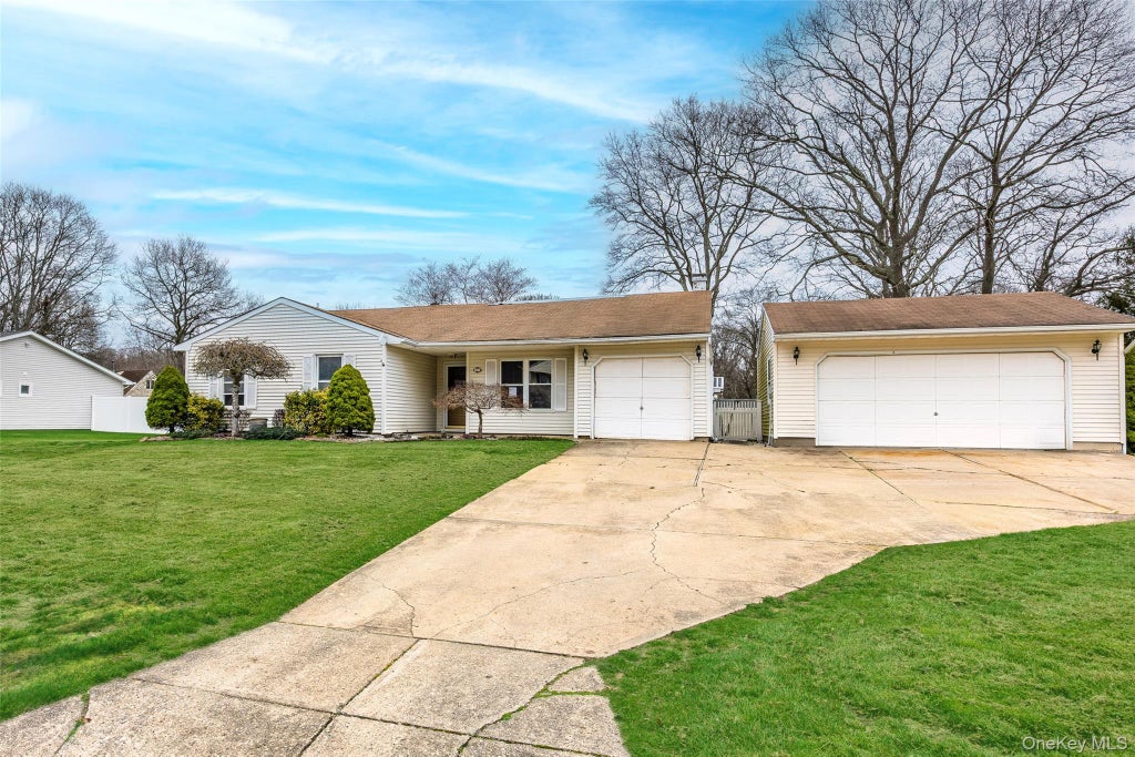 35 Timber Trail Lane, Medford Property Listing: MLS® #982399