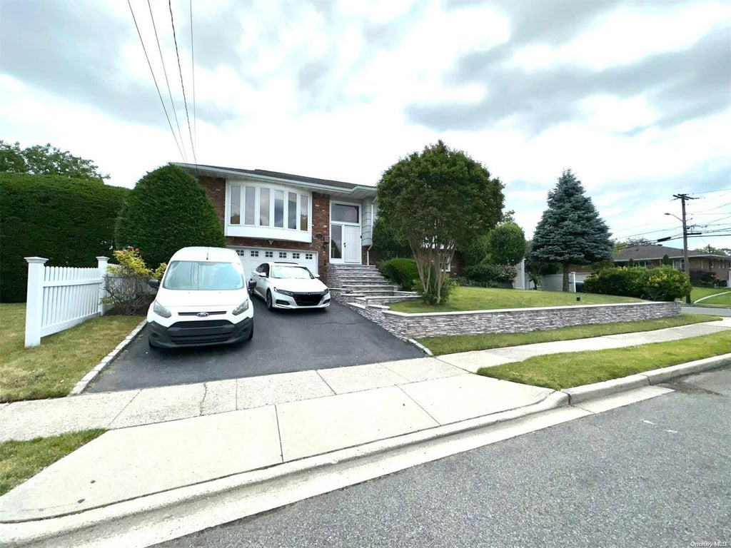 2 of 32 - 746 Vivian Court # 1, Baldwin, NY