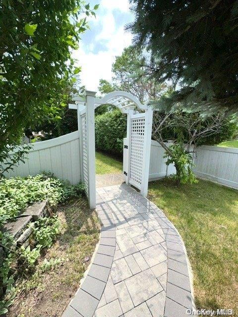 4 of 32 - 746 Vivian Court # 1, Baldwin, NY