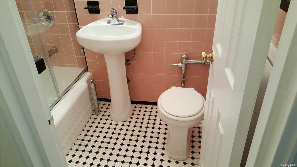 4 of 20 - 84-25 118 St. # 3a, Kew Gardens, NY