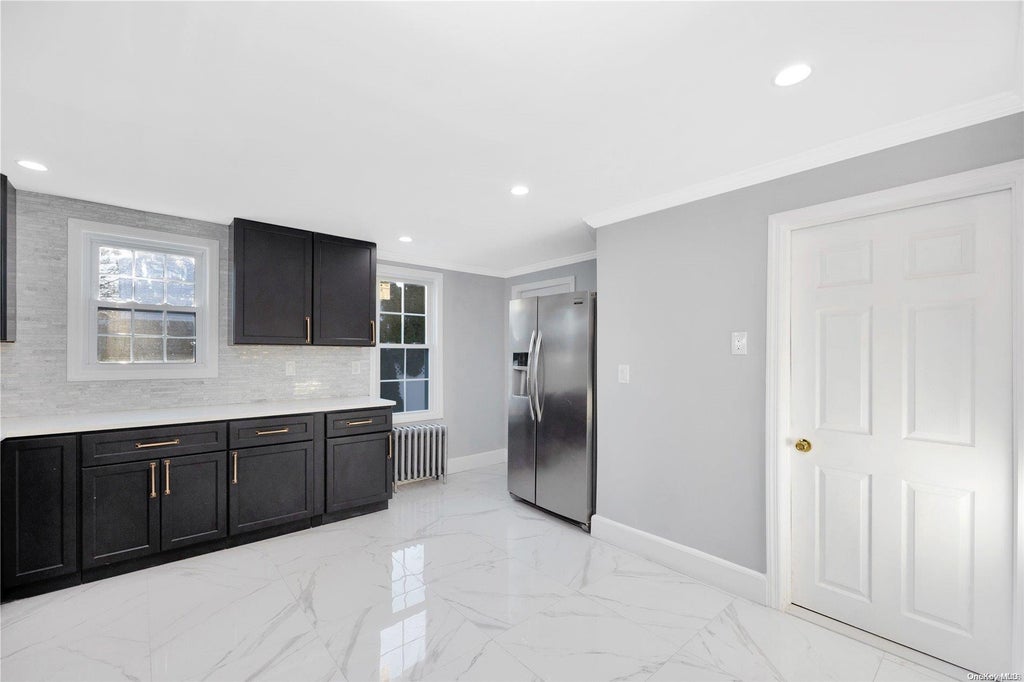 9 of 17 - 160 Rocklyn Avenue, Lynbrook, NY