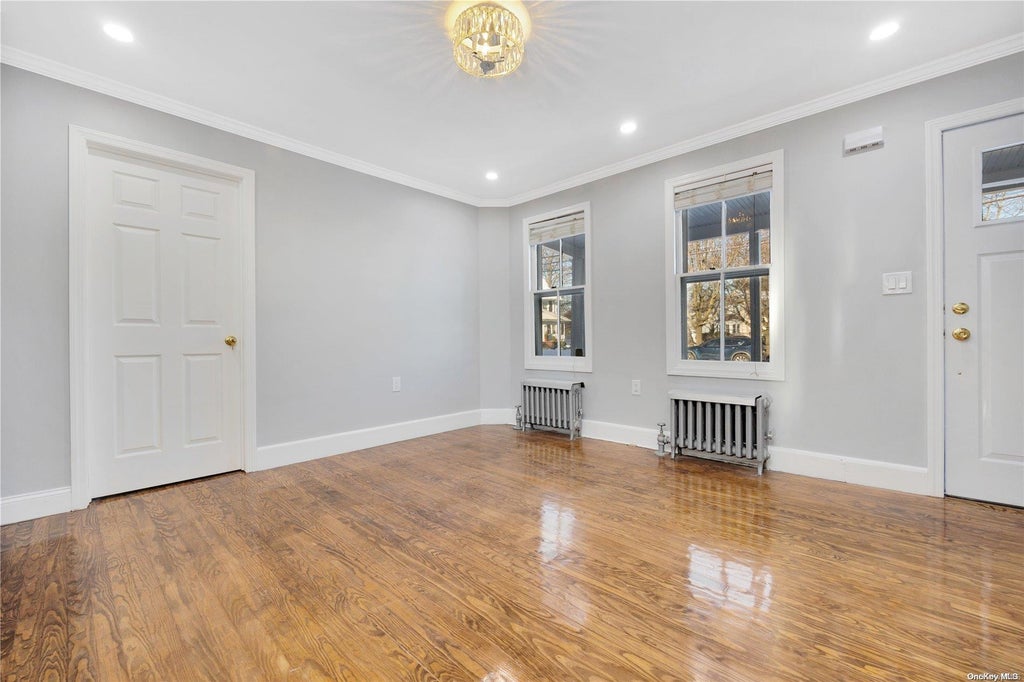 10 of 17 - 160 Rocklyn Avenue, Lynbrook, NY