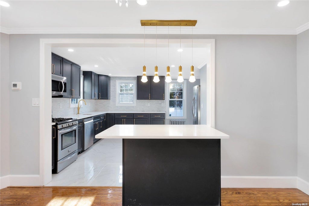 4 of 17 - 160 Rocklyn Avenue, Lynbrook, NY