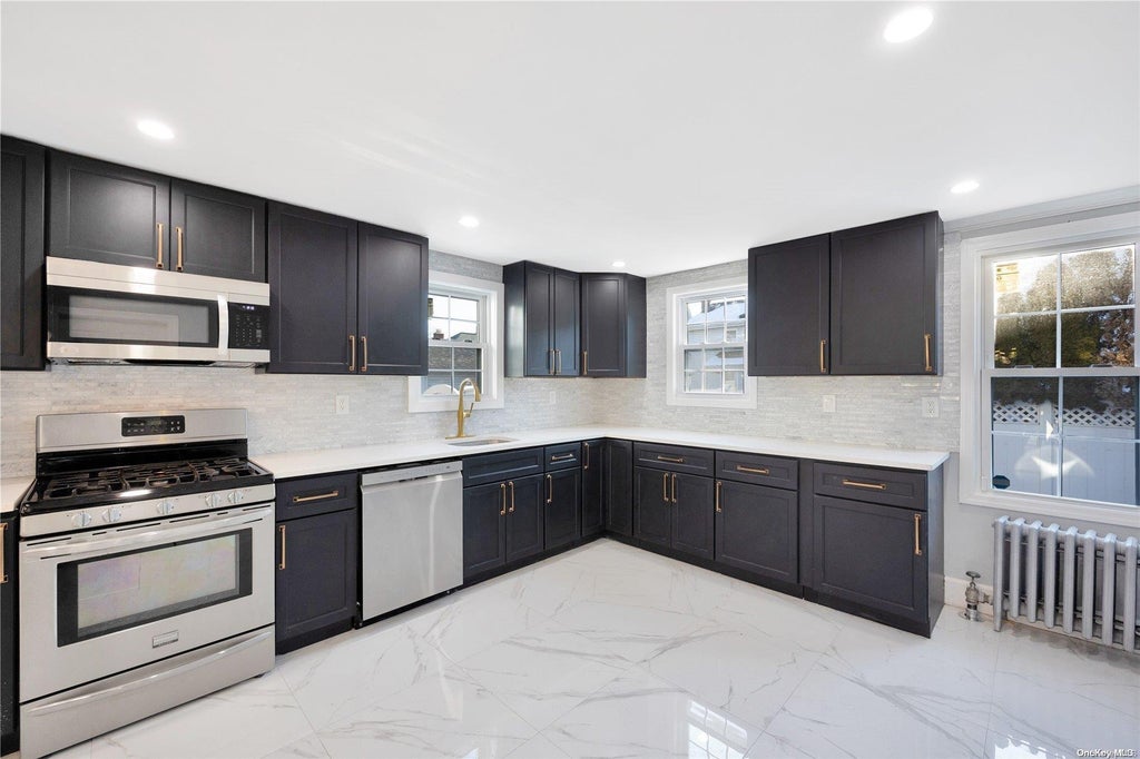7 of 17 - 160 Rocklyn Avenue, Lynbrook, NY