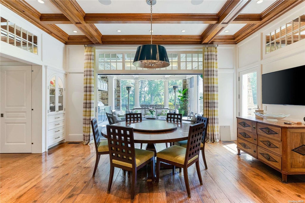11 of 36 - 6 Spring Hill Lane, Old Westbury, NY