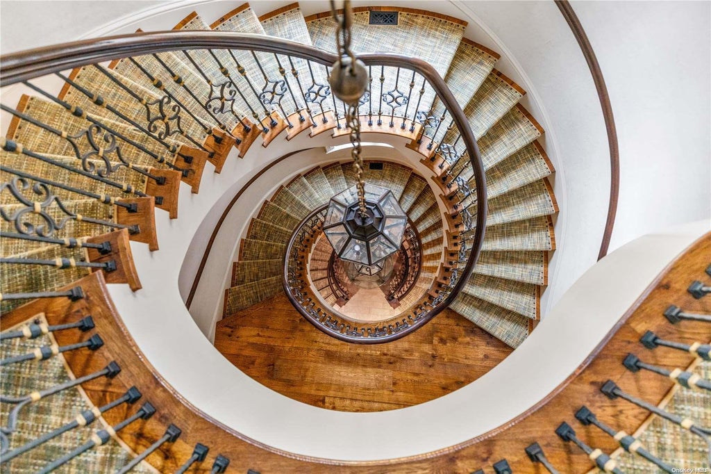 19 of 36 - 6 Spring Hill Lane, Old Westbury, NY