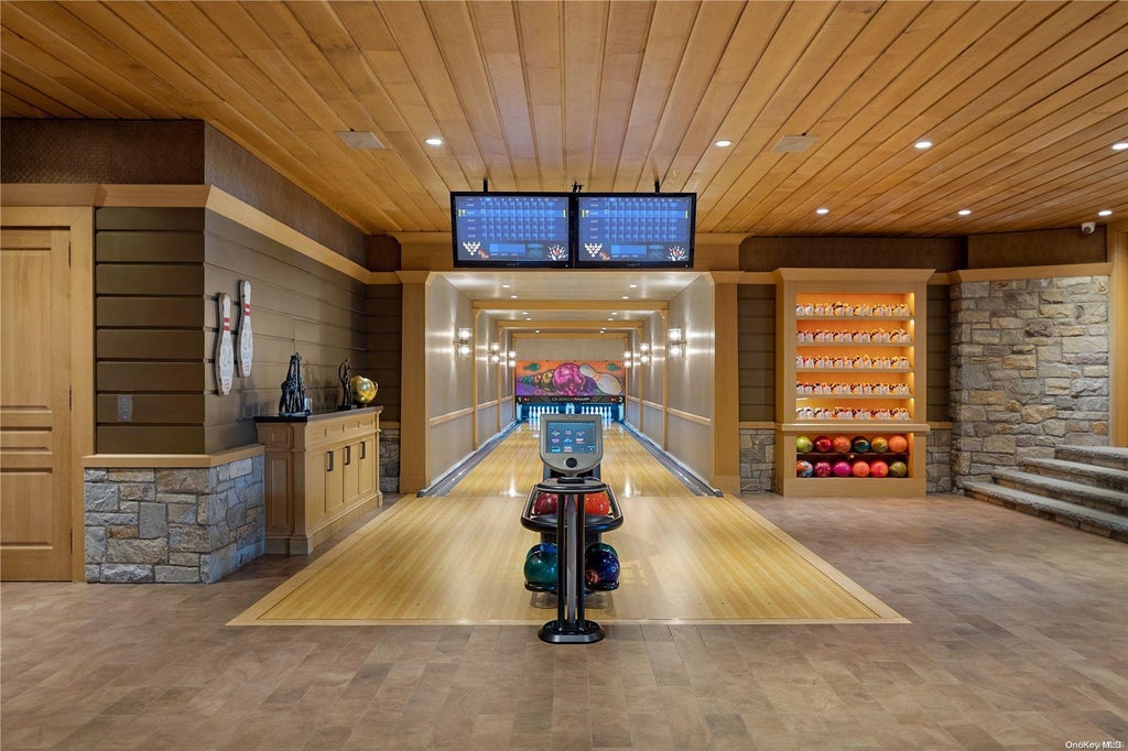 27 of 36 - 6 Spring Hill Lane, Old Westbury, NY