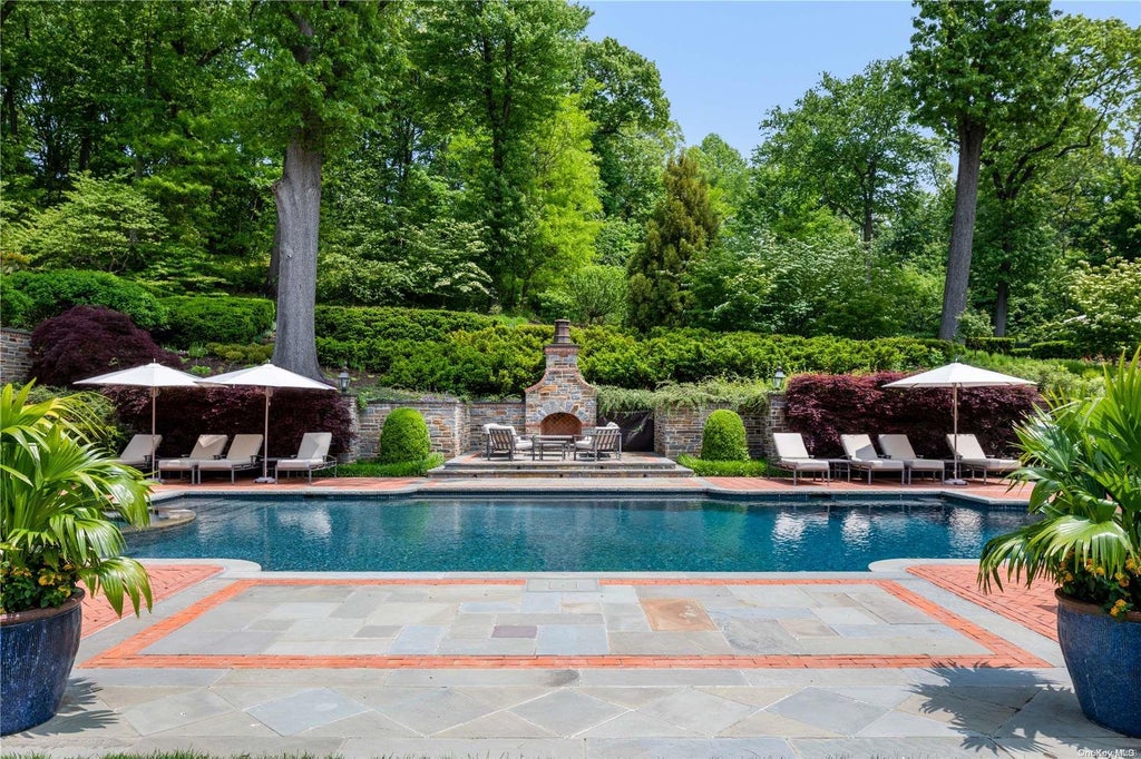 31 of 36 - 6 Spring Hill Lane, Old Westbury, NY