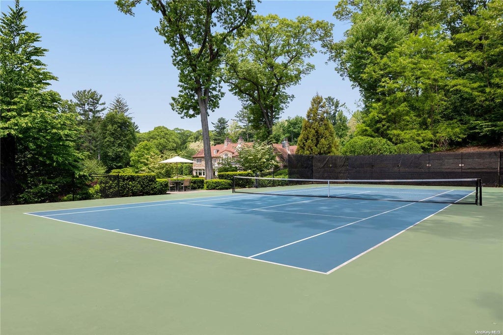 33 of 36 - 6 Spring Hill Lane, Old Westbury, NY