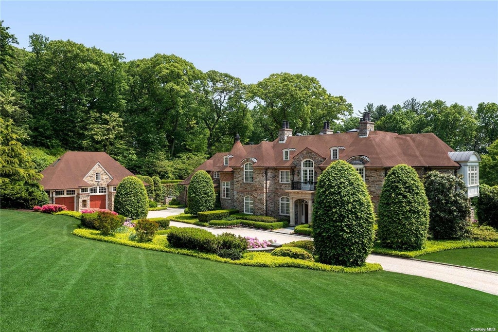 3 of 36 - 6 Spring Hill Lane, Old Westbury, NY