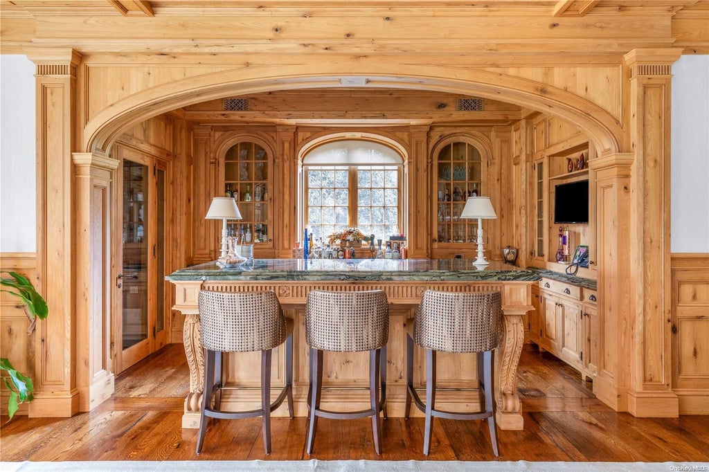 6 of 36 - 6 Spring Hill Lane, Old Westbury, NY