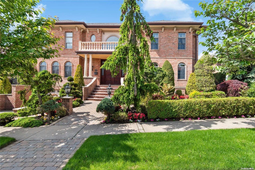 1 of 35 - 5 Center Drive, Malba, NY