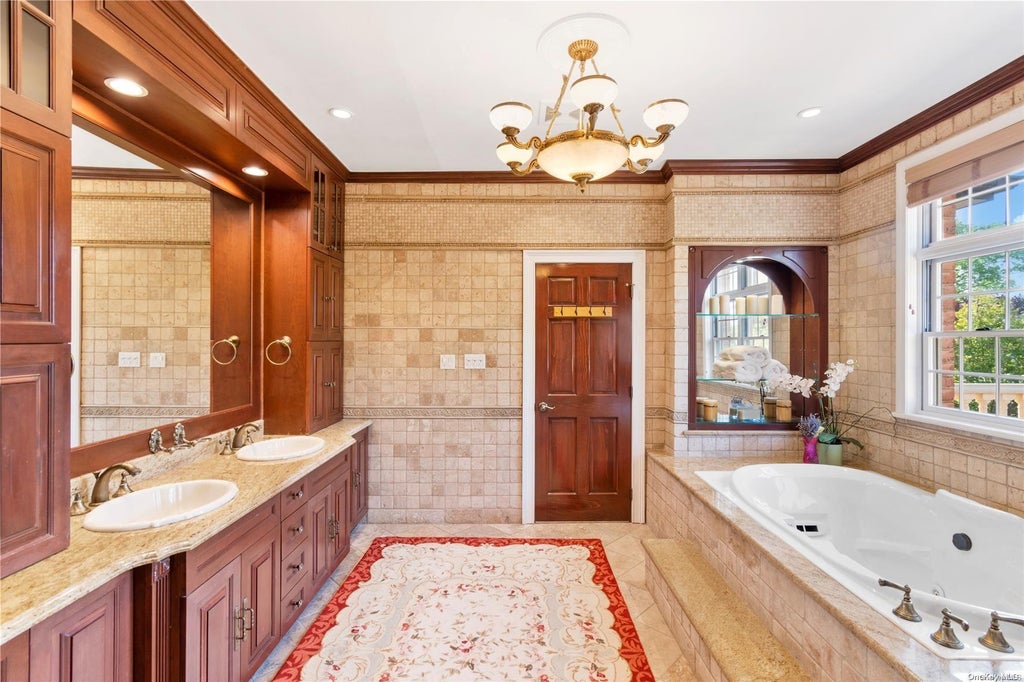 27 of 35 - 5 Center Drive, Malba, NY