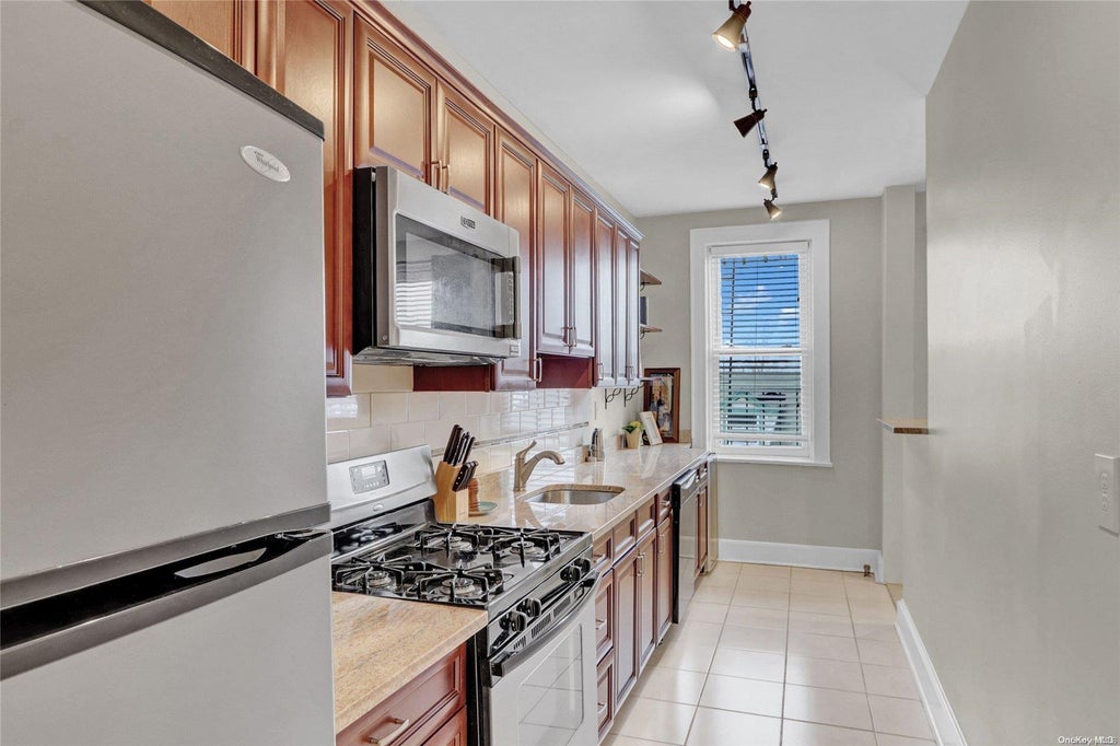 11 of 21 - 185 Atlantic Avenue # C3, Lynbrook, NY