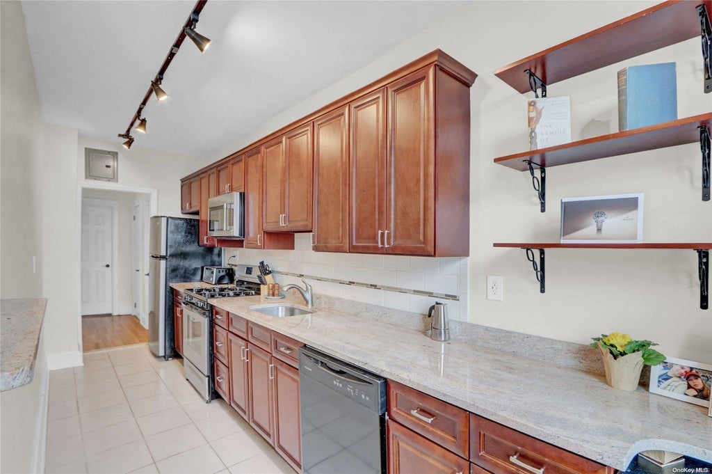 12 of 21 - 185 Atlantic Avenue # C3, Lynbrook, NY