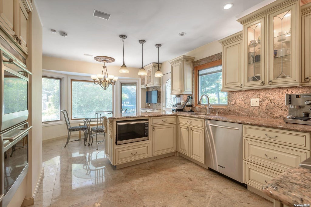 12 of 27 - 21 Kodiak Drive, Woodbury, NY