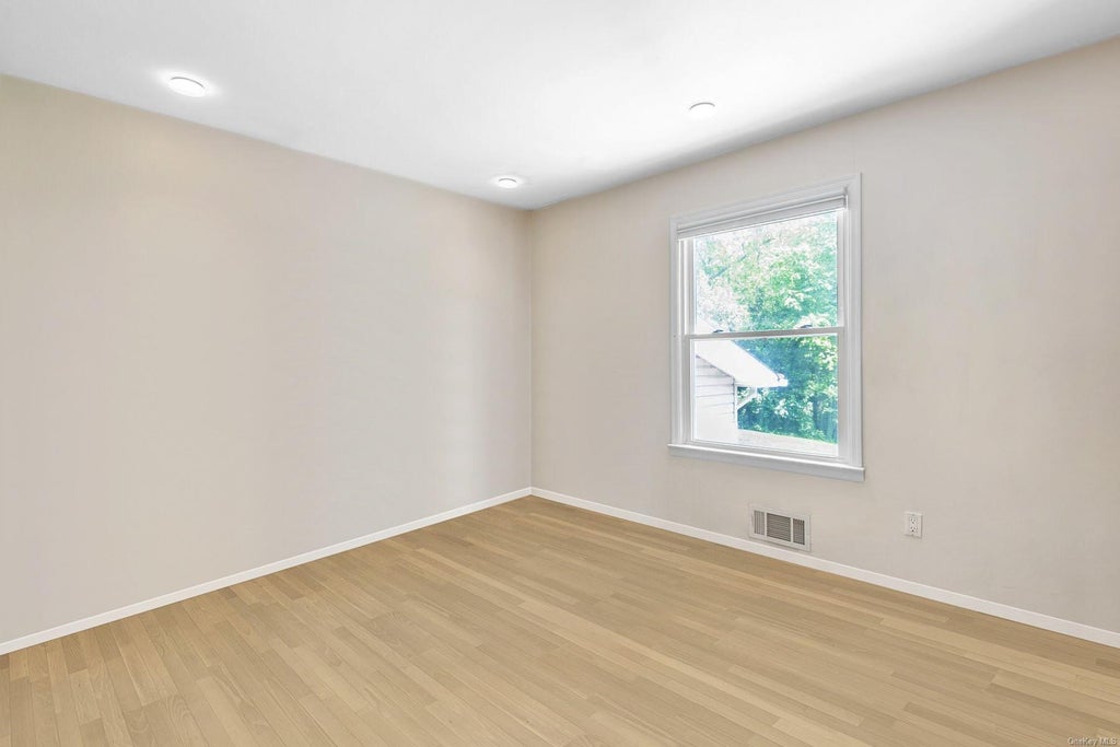 18 of 27 - 21 Kodiak Drive, Woodbury, NY