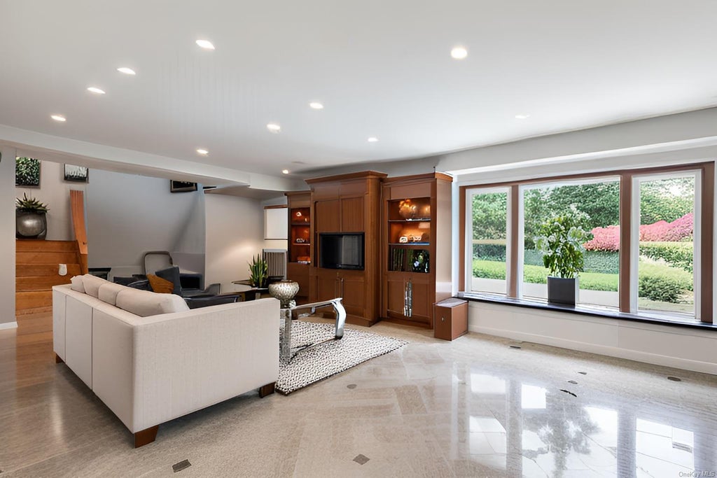 19 of 27 - 21 Kodiak Drive, Woodbury, NY