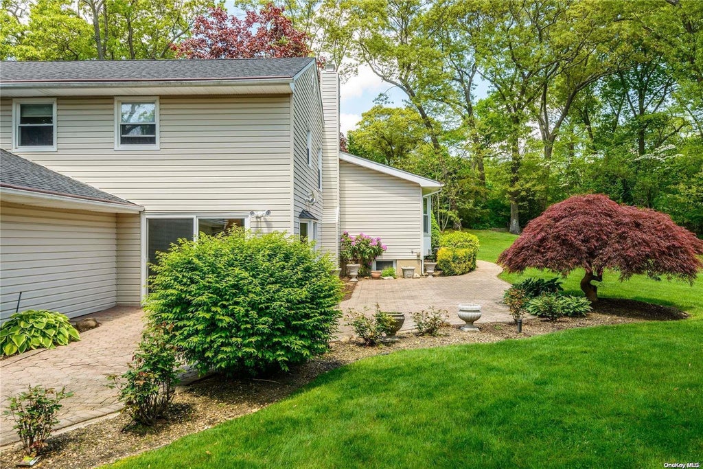 22 of 27 - 21 Kodiak Drive, Woodbury, NY