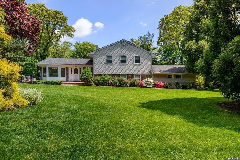 25 of 27 - 21 Kodiak Drive, Woodbury, NY