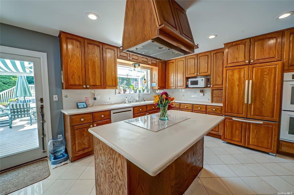 9 of 34 - 7 Somner Drive, Dix Hills, NY